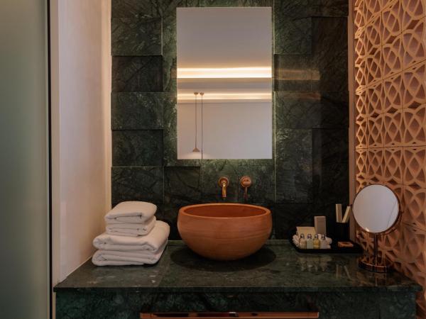 Asty Mykonos Hotel & Spa - World of One Hotel Group : photo 9 de la chambre chambre double supérieure avec baignoire à jets extérieure