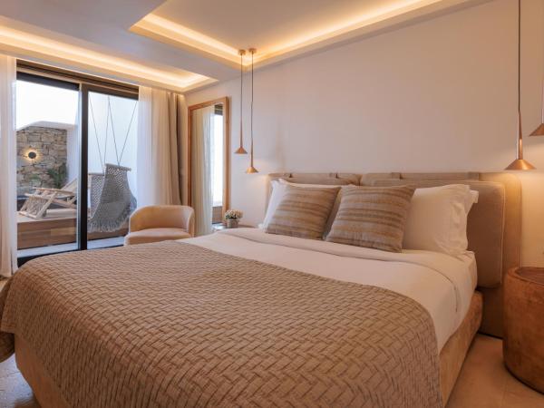 Asty Mykonos Hotel & Spa - World of One Hotel Group : photo 1 de la chambre chambre double supérieure avec baignoire à jets extérieure