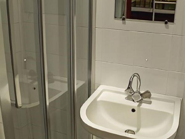 Young and Happy Latin Quarter by Hiphophostels : photo 1 de la chambre chambre quadruple avec douche