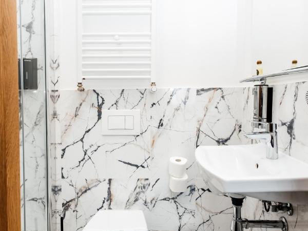 Elegant Apartments : photo 10 de la chambre chambre lits jumeaux avec salle de bains privative