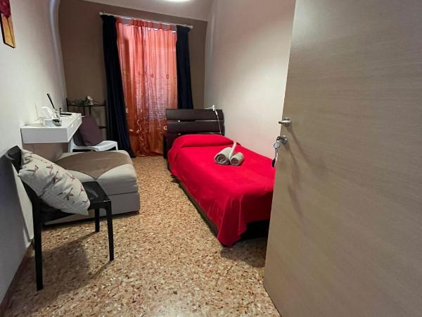 Colorado Home : photo 2 de la chambre chambre simple avec salle de bains extérieure privative