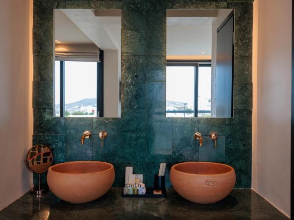 Asty Mykonos Hotel & Spa - World of One Hotel Group : photo 9 de la chambre chambre double deluxe avec bain à remous extérieur et vue sur mer