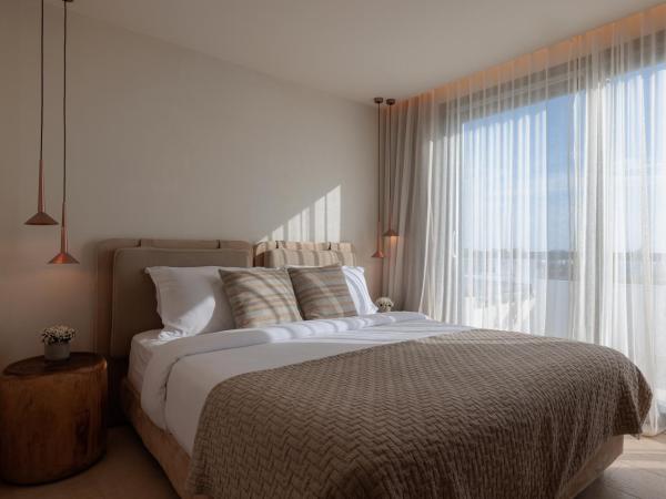 Asty Mykonos Hotel & Spa - World of One Hotel Group : photo 4 de la chambre chambre double deluxe avec bain à remous extérieur et vue sur mer