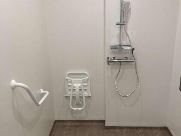 Brit Hotel Saint-Nazaire Centre : photo 2 de la chambre chambre quadruple