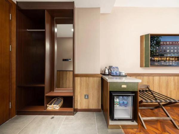 Time Traveller Hotel - Near Beijing Panjiayuan Antique Market, Beijing Happy Valley, CBD, China Zun and Sanlitun, Tian'anmen Square, Free ice cream, mineral water, coffee, snacks and laundry service, Free gymnastic, English communication well : photo 3 de la chambre chambre lits jumeaux deluxe