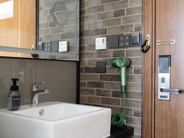 Time Traveller Hotel - Near Beijing Panjiayuan Antique Market, Beijing Happy Valley, CBD, China Zun and Sanlitun, Tian'anmen Square, Free ice cream, mineral water, coffee, snacks and laundry service, Free gymnastic, English communication well : photo 5 de la chambre chambre lits jumeaux