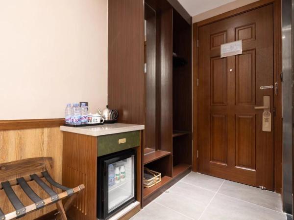 Time Traveller Hotel - Near Beijing Panjiayuan Antique Market, Beijing Happy Valley, CBD, China Zun and Sanlitun, Tian'anmen Square, Free ice cream, mineral water, coffee, snacks and laundry service, Free gymnastic, English communication well : photo 1 de la chambre chambre lits jumeaux deluxe