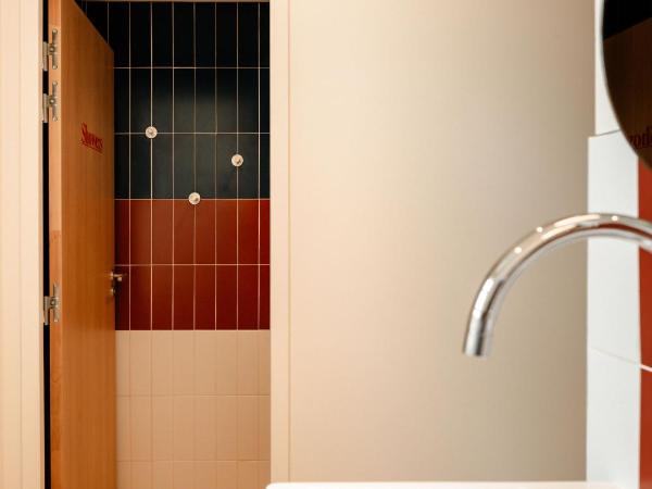 CENTRAL LA ROCHELLE : photo 6 de la chambre dortoir pour femmes de 6 lits