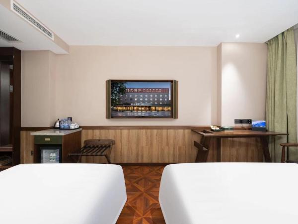 Time Traveller Hotel - Near Beijing Panjiayuan Antique Market, Beijing Happy Valley, CBD, China Zun and Sanlitun, Tian'anmen Square, Free ice cream, mineral water, coffee, snacks and laundry service, Free gymnastic, English communication well : photo 4 de la chambre chambre familiale standard