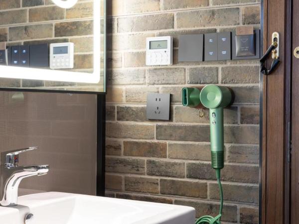 Time Traveller Hotel - Near Beijing Panjiayuan Antique Market, Beijing Happy Valley, CBD, China Zun and Sanlitun, Tian'anmen Square, Free ice cream, mineral water, coffee, snacks and laundry service, Free gymnastic, English communication well : photo 5 de la chambre chambre familiale standard