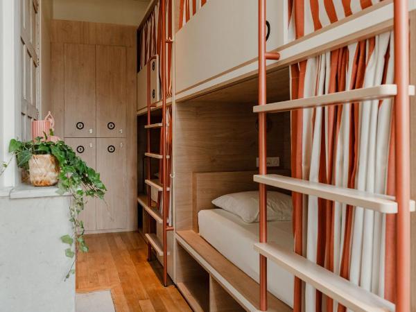 CENTRAL LA ROCHELLE : photo 2 de la chambre dortoir pour femmes 8 lits