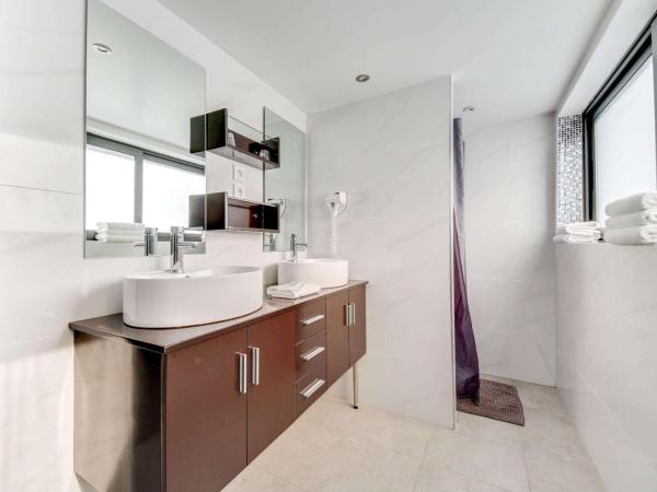 Brit Hotel Porte d'Espagne : photo 3 de la chambre chambre familiale