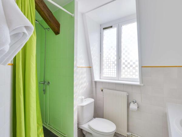 Brit Hotel Notre Dame : photo 1 de la chambre chambre double avec douche