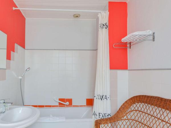 Brit Hotel Notre Dame : photo 4 de la chambre chambre double supérieure avec baignoire