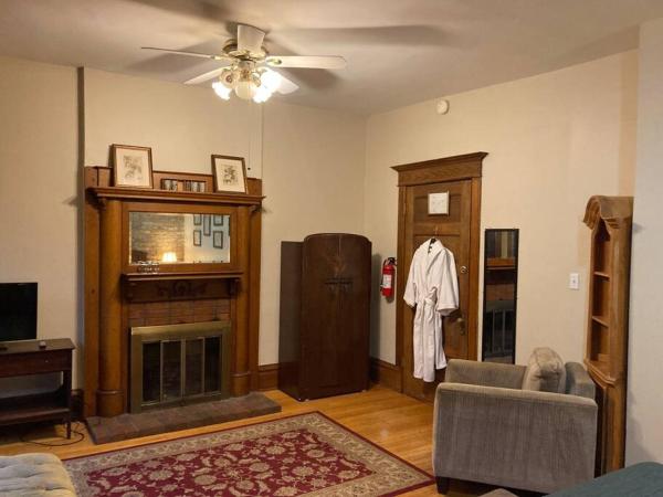 Large Room with King bed in the Lakeview - 3A : photo 2 de la chambre chambre lit king-size supérieure