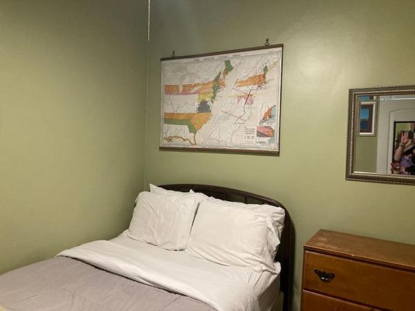 Private room with full size bed in Lakeview - 3C : photo 1 de la chambre chambre double standard