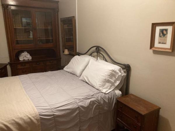 Queen Bed with Shared Bathroom in Lakeview - 2B : photo 1 de la chambre  chambre double