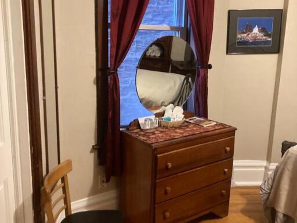 Queen Bed with Shared Bathroom in Lakeview - 2B : photo 2 de la chambre  chambre double