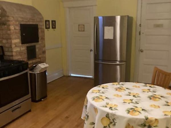 Queen Bed with Shared Bathroom in Lakeview - 2B : photo 10 de la chambre  chambre double