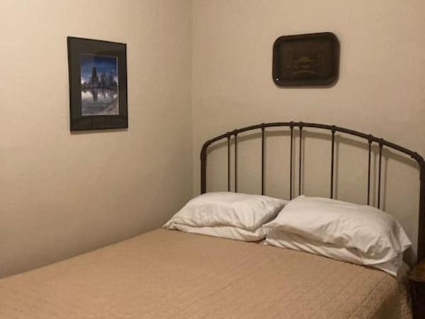 Private room with shared bathroom in Lakeview - 2C : photo 1 de la chambre chambre double