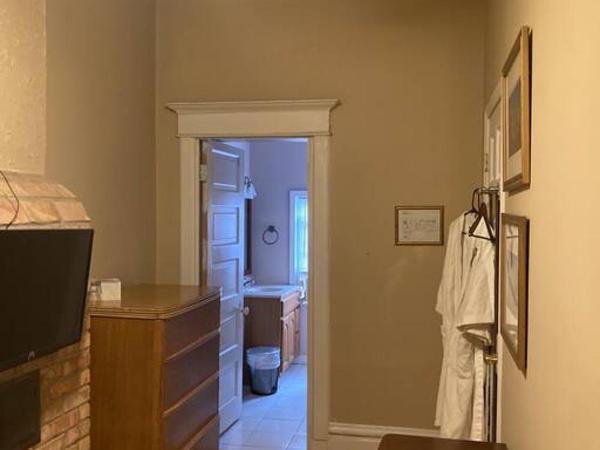 Queen bed with Private bathroom in Lakeview - 2E : photo 4 de la chambre  chambre triple