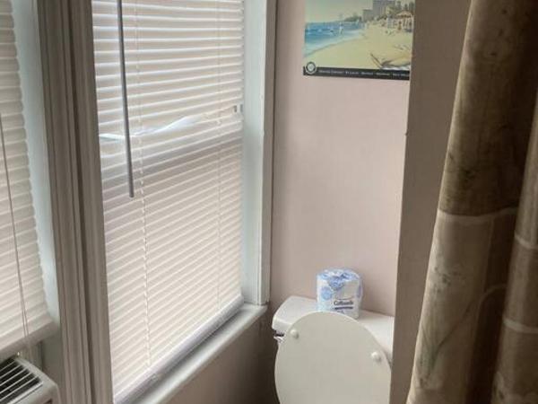 Queen bed with Private bathroom in Lakeview - 2E : photo 7 de la chambre  chambre triple