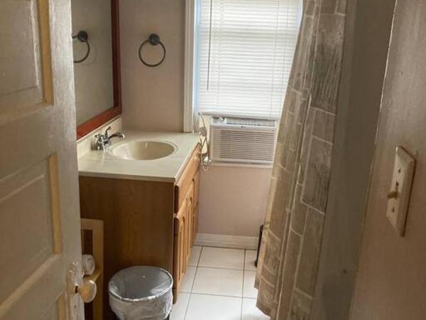 Queen bed with Private bathroom in Lakeview - 2E : photo 9 de la chambre  chambre triple