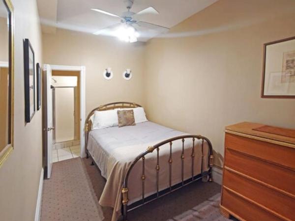 Private room with Private bath in B&B in Lakeview - 2D : photo 1 de la chambre chambre triple