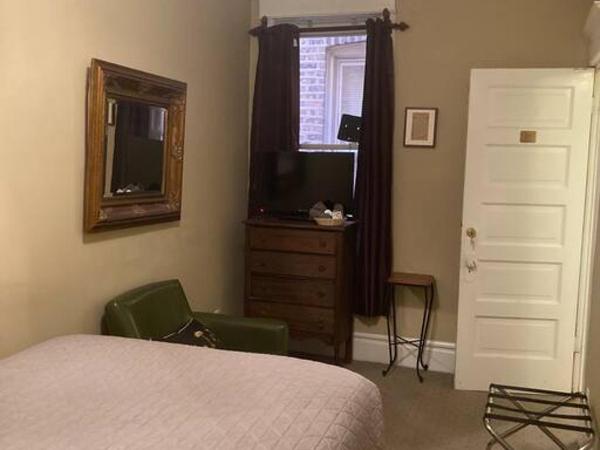 Private room with Private bath in B&B in Lakeview - 2D : photo 3 de la chambre chambre triple