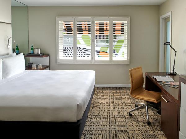 Hotel Ziggy Los Angeles : photo 8 de la chambre hébergement lit king-size - vue sur piscine
