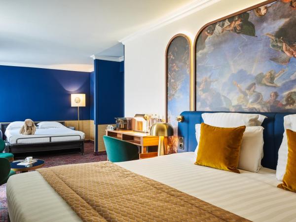 Hôtel Le Versailles : photo 3 de la chambre chambre familiale (2 adultes et 2 enfants)