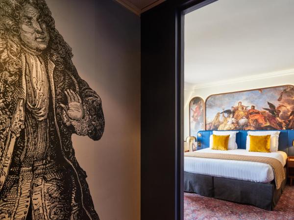 Hôtel Le Versailles : photo 6 de la chambre chambre familiale (2 adultes et 2 enfants)