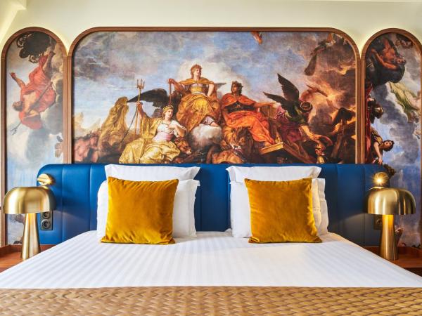 Hôtel Le Versailles : photo 8 de la chambre chambre familiale (2 adultes et 2 enfants)
