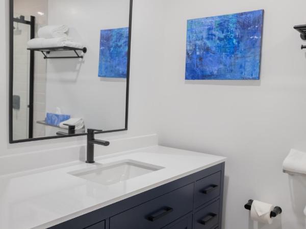 ByWard Blue Inn : photo 10 de la chambre chambre lit queen-size avec balcon