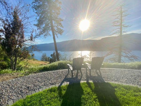 Kelowfornia Lakeview Retreat : photo 8 de la chambre chambre lit king-size - vue sur lac