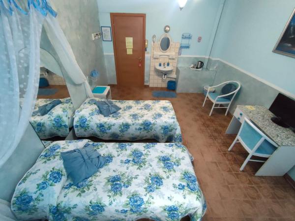 Hotel Serenella : photo 7 de la chambre chambre double ou lits jumeaux avec salle de bains externe