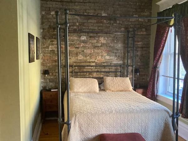 Large Private room with Queen bed - 2A : photo 1 de la chambre  chambre triple