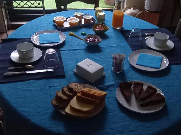 La maison de Dom : photo 1 de la chambre chambre double avec salle de bains privative