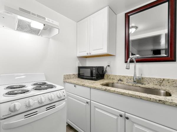 Budgetel Inn and Suites : photo 2 de la chambre deluxe king room with kitchen