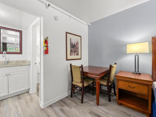 Budgetel Inn and Suites : photo 8 de la chambre deluxe king room with kitchen