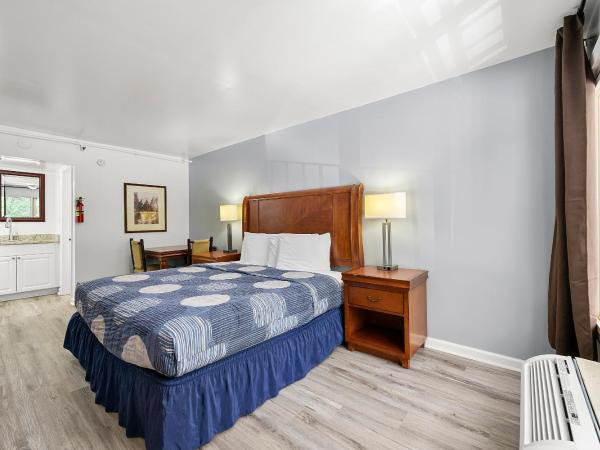 Budgetel Inn and Suites : photo 5 de la chambre deluxe king room with kitchen