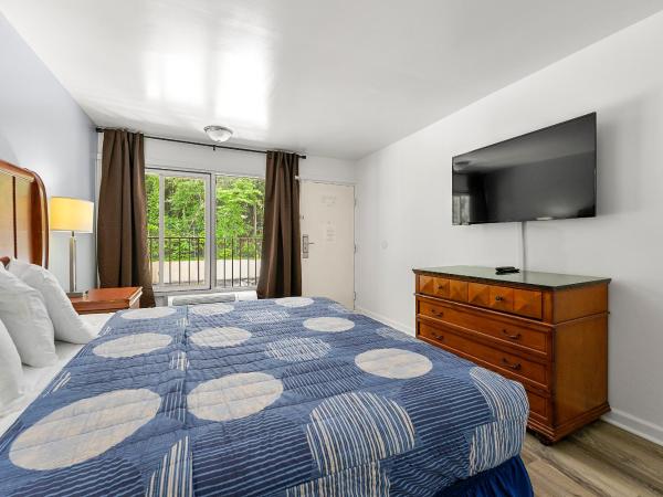 Budgetel Inn and Suites : photo 4 de la chambre deluxe king room with kitchen