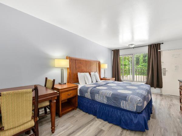 Budgetel Inn and Suites : photo 1 de la chambre deluxe king room with kitchen