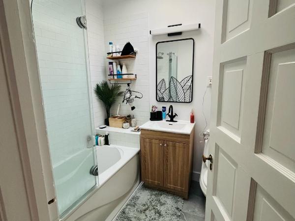 Ville-Émard Duplex avec esprits de communauté : photo 3 de la chambre chambre double avec salle de bains commune