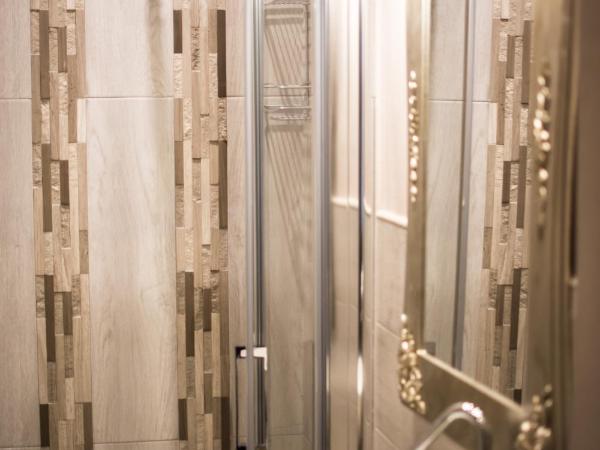 Dolci Mura Luxury Rooms : photo 8 de la chambre chambre triple avec salle de bains privative