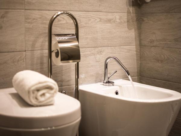 Dolci Mura Luxury Rooms : photo 9 de la chambre chambre triple avec salle de bains privative