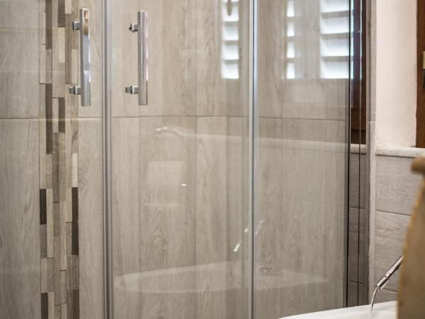 Dolci Mura Luxury Rooms : photo 9 de la chambre chambre double avec salle de bains privative