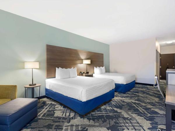 Best Western Plus Savannah Airport Inn and Suites : photo 3 de la chambre queen suite with two queen beds and bathtub - disability access/non-smoking