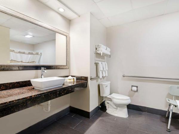Best Western Plus Savannah Airport Inn and Suites : photo 4 de la chambre suite avec 2 lits queen-size et douche à l'italienne - personnes à mobilité réduite - non-fumeurs
