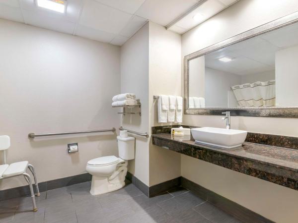 Best Western Plus Savannah Airport Inn and Suites : photo 4 de la chambre queen suite with two queen beds and bathtub - disability access/non-smoking